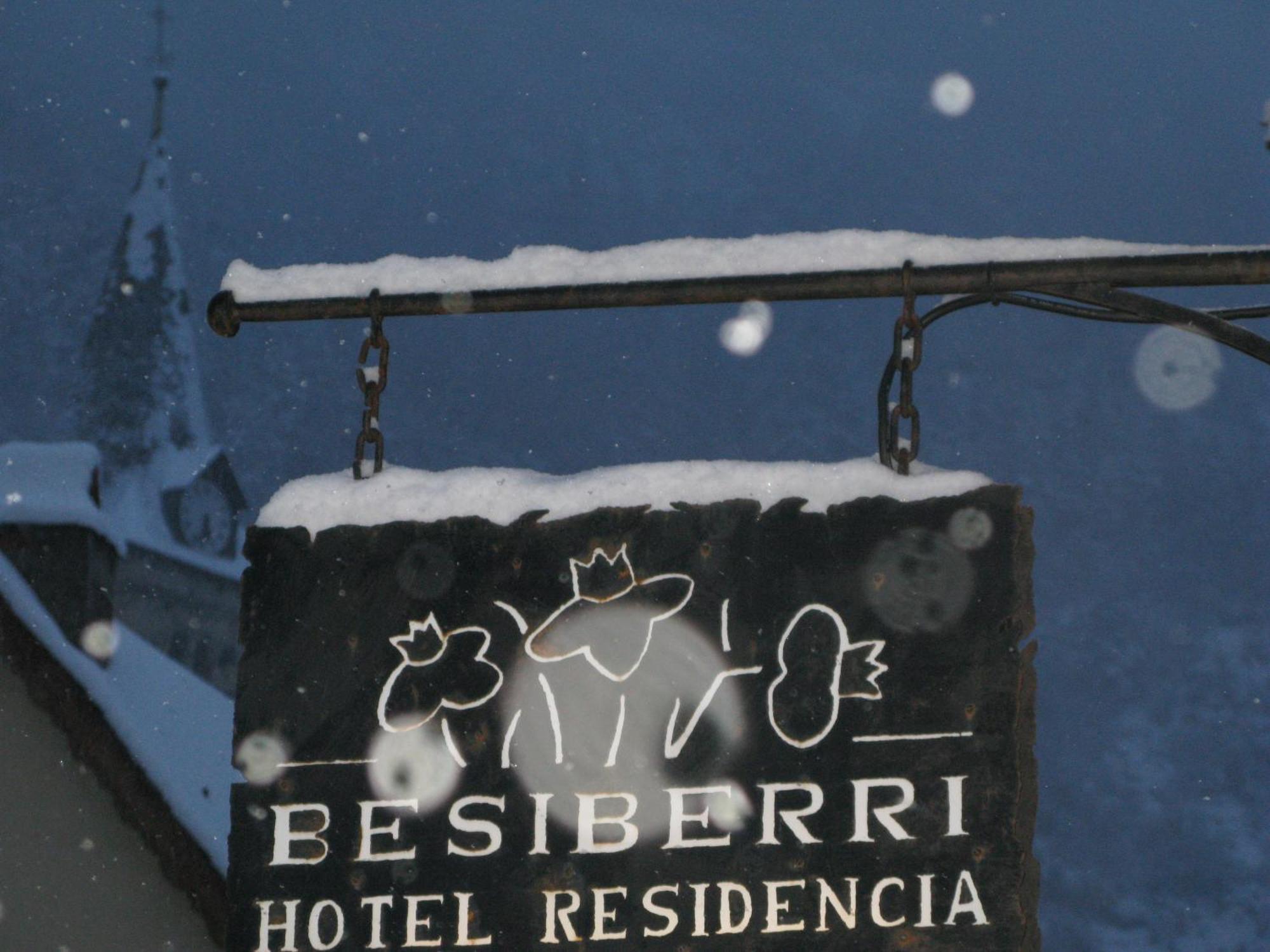 Besiberri Hotel Arties Luaran gambar